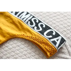 Sexy truser - thongs med utskårne hull - med skrift