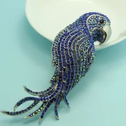 Fashionable brooch with big crystal parrot