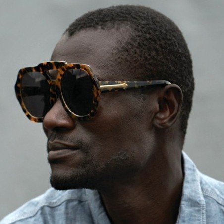 Fashionable sunglasses - oversized frame - decorative metal arrow - unisexSunglasses