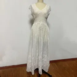 Elegant maxikjole - hule broderi blonder - kortermet