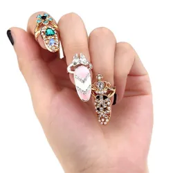 Nail ring with crystals