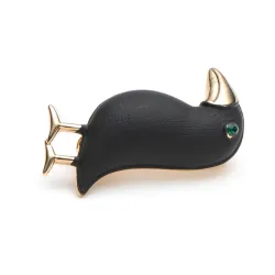 Elegant brooch with black crow